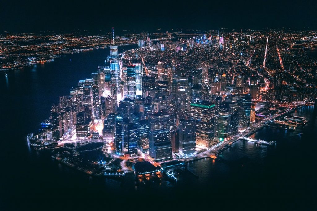 Foto nocturna de Nueva York desde el aire